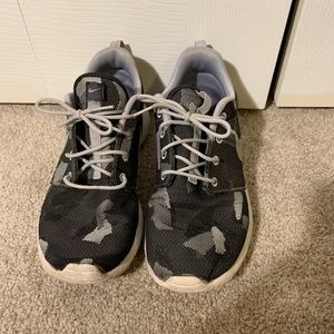 Nike Women’s Roshe One JCRD Print - Size 9